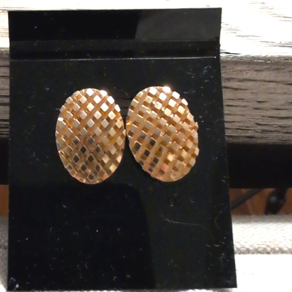 Vintage Oval Diamond Cut Gold Tone Clip On Earrings